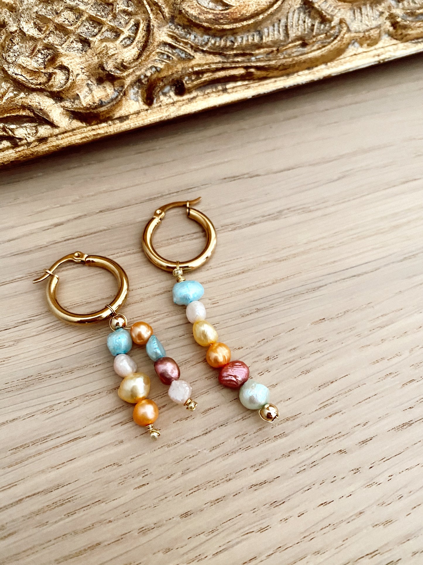 Pastels pearls - mini hoops 🤍💛💜💙💚 -