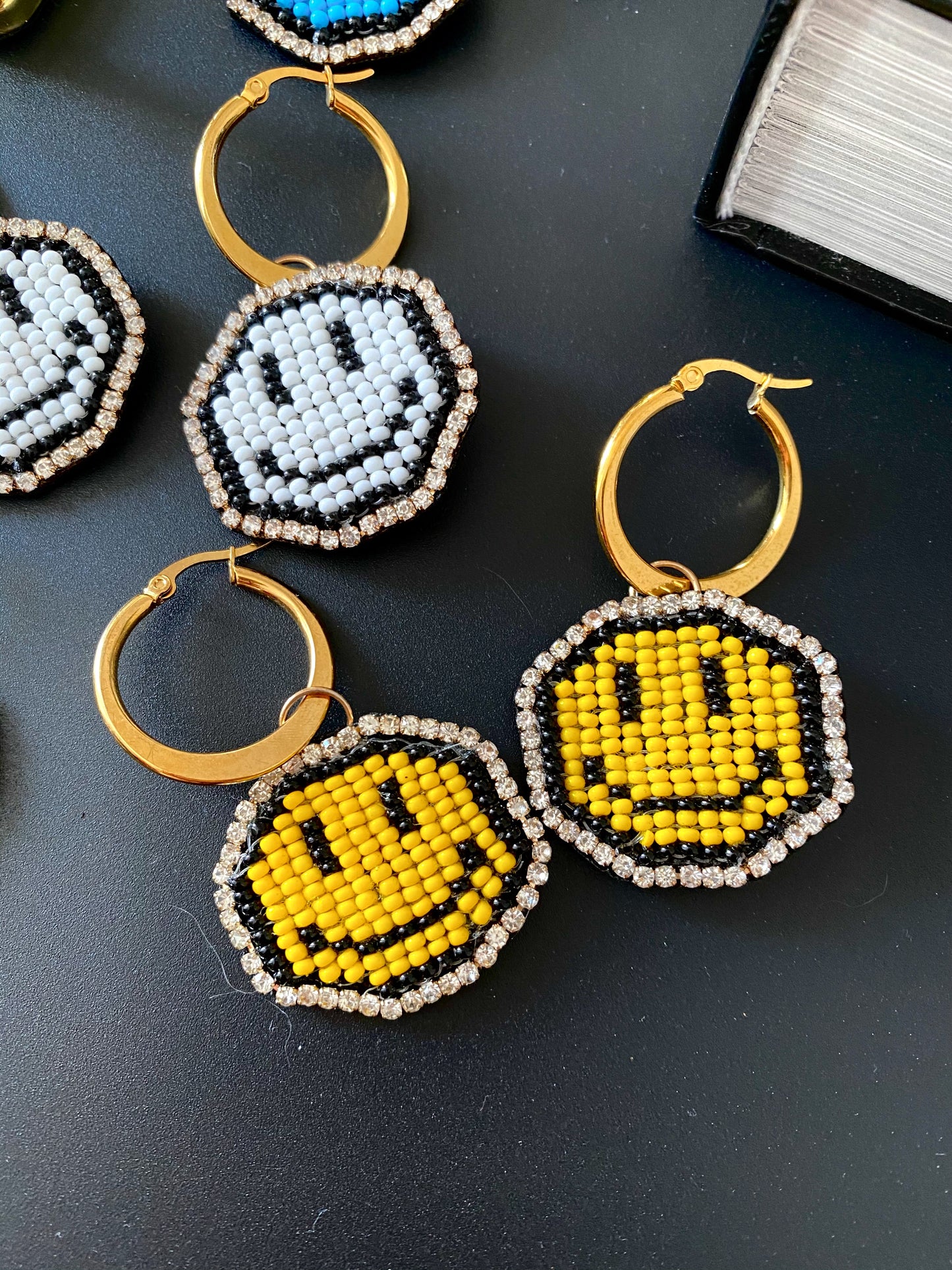 Happy beaded face - Medium hoops 💫🙂